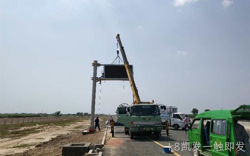 新疆地区的公路交通诱导屏的安装