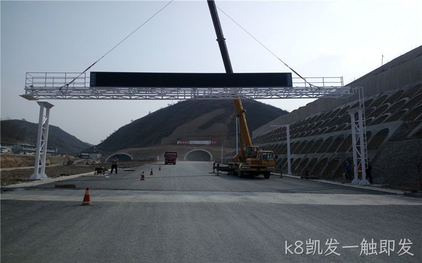 门架式可变信息情报板的吊装